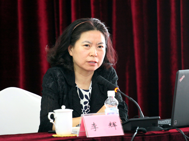 1、省委党校政法教研部副主任、省政府法律专家李辉作报告.jpg 1、省委党校政法教研部副主任、省政府法律专家李辉作报告.jpg