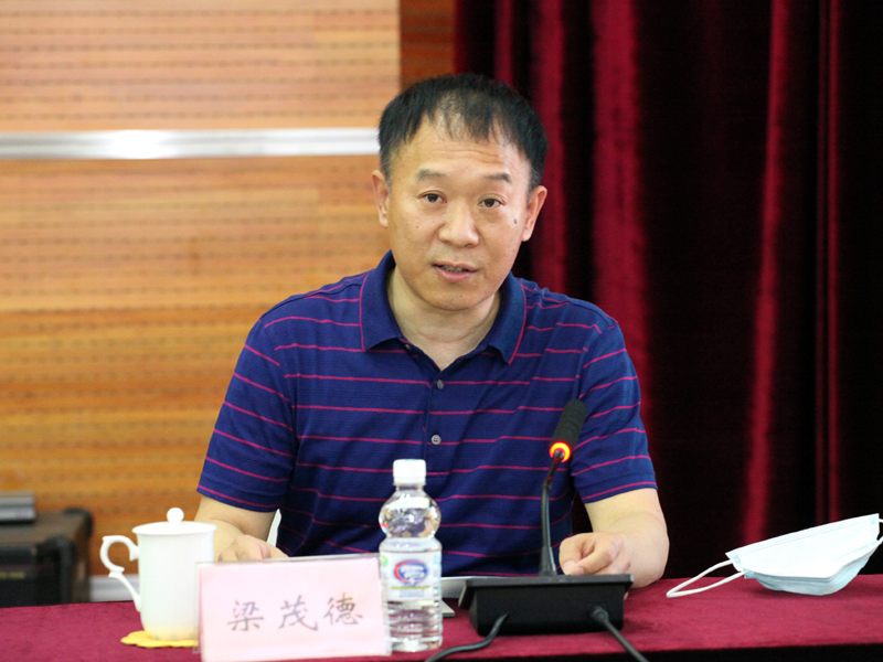 2、省政协机关党委专职副书记梁茂德主持报告会.jpg 2、省政协机关党委专职副书记梁茂德主持报告会.jpg