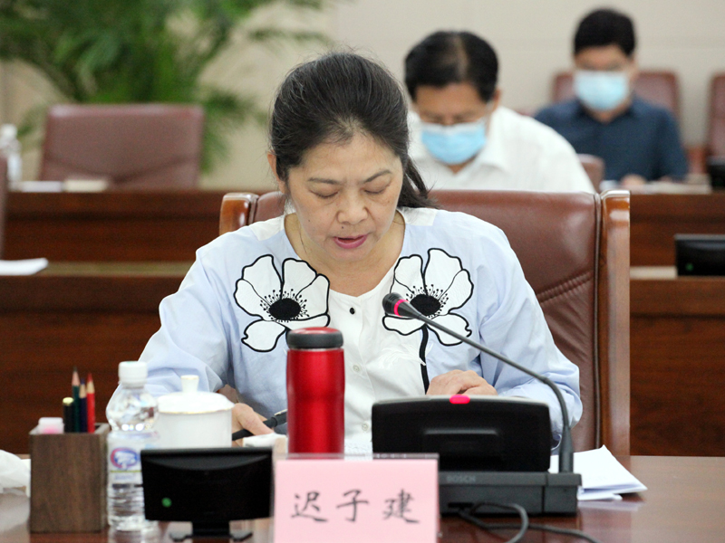 9、省政协副主席迟子建列席会议并发言.jpg 9、省政协副主席迟子建列席会议并发言.jpg