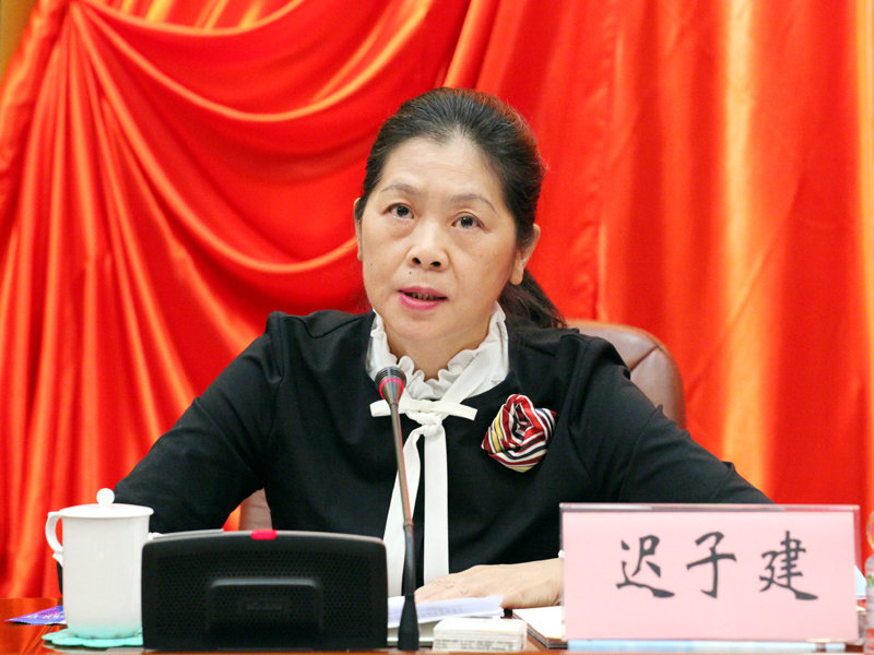 2、省政协副主席迟子建主持讲座.jpg 2、省政协副主席迟子建主持讲座.jpg