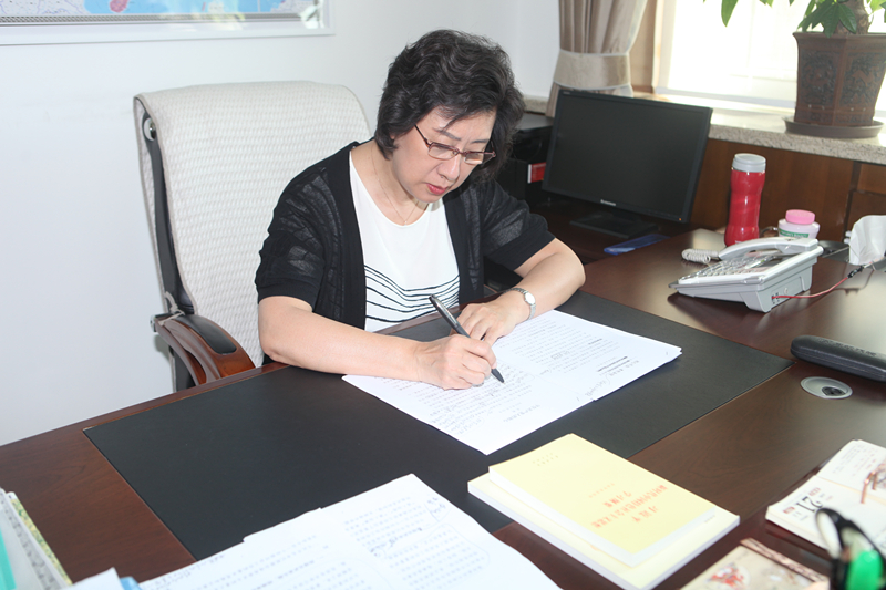 7省政协机关党员干部认真进行自学.jpg
